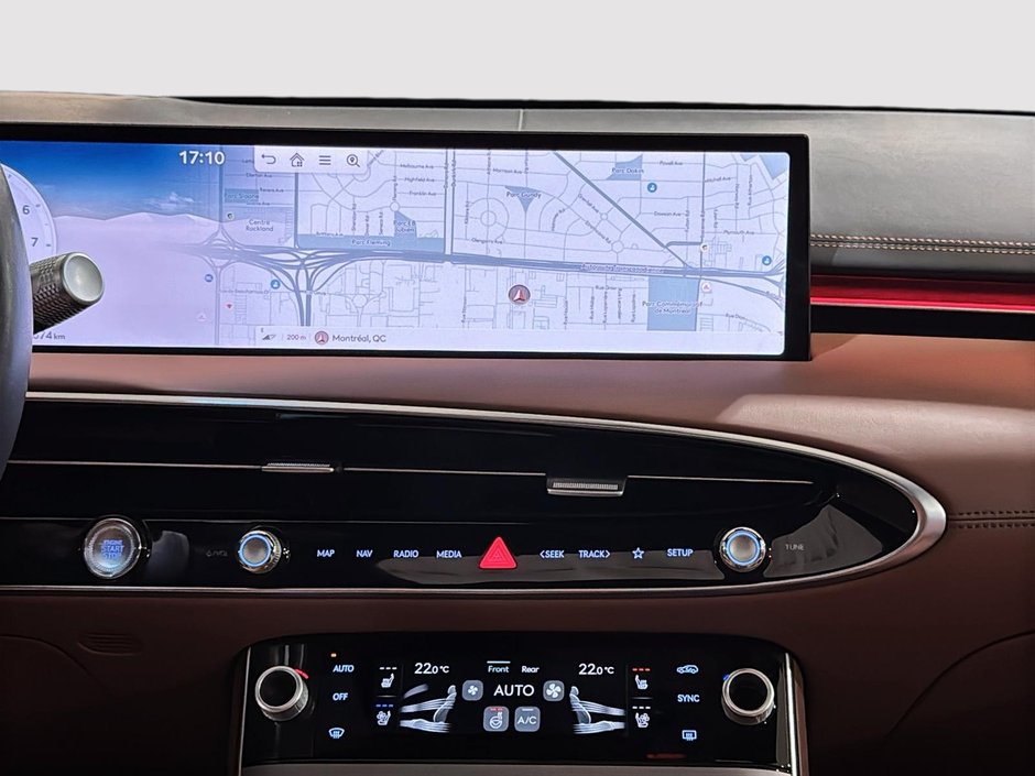 GENESIS GV70 PRESTIGE AWD TOIT PANO CUIR GPS HITCH 2026-25