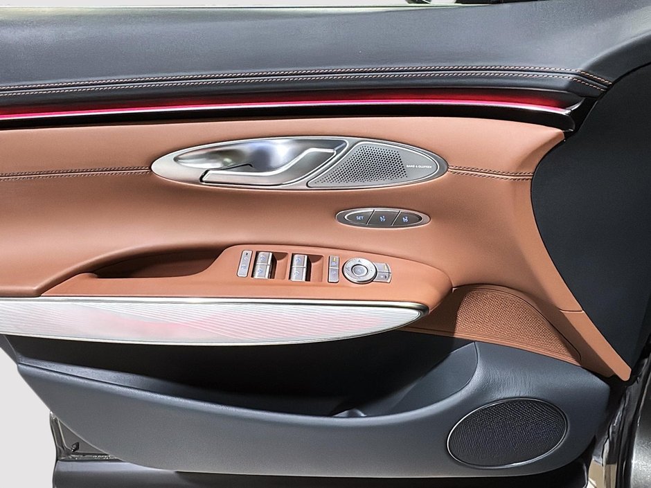 GENESIS GV70 PRESTIGE AWD TOIT PANO CUIR GPS HITCH 2026-19