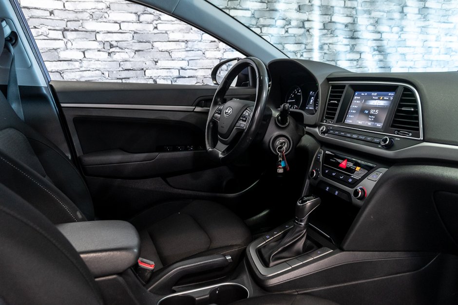 Hyundai Elantra GL A/C SIEGES CHAUFFANTS CAMERA CARPLAY 2017-26