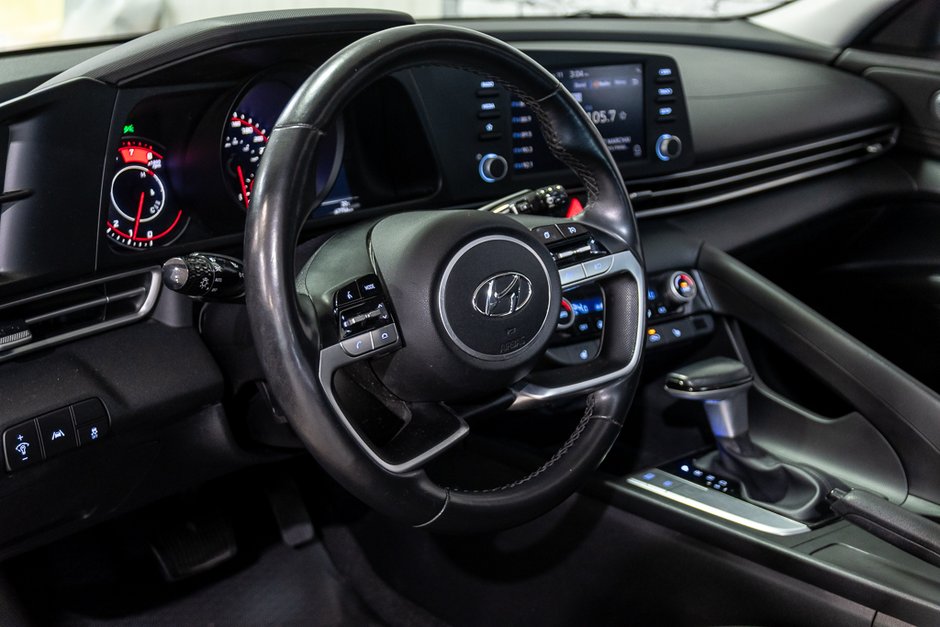 Hyundai Elantra PREFERRED TECH TOIT OUVRANT SIEGES CHAUFFANTS A/C 2021-19