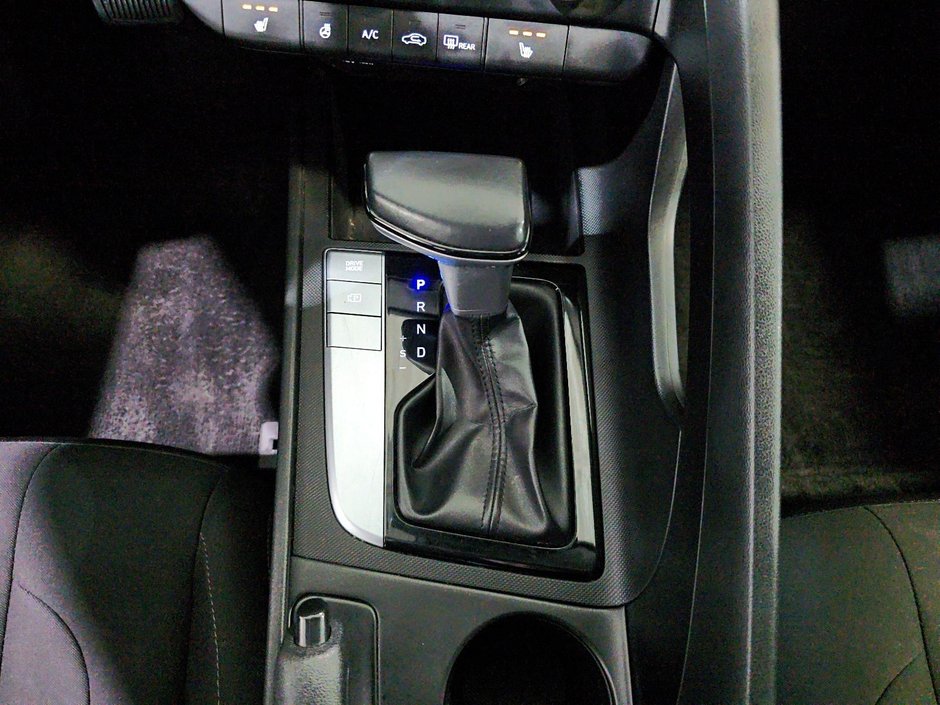 Hyundai Elantra PREFERRED CAMERA CARPLAY SIEGES CHAUFFANTS MAGS 2021-17
