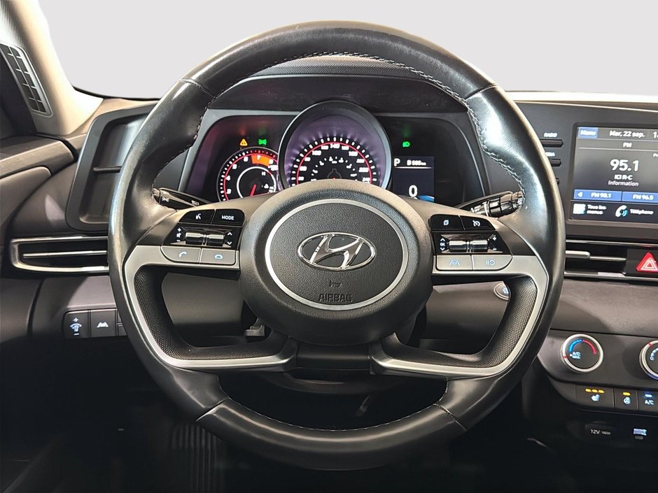 Hyundai Elantra PREFERRED CAMERA CARPLAY SIEGES CHAUFFANTS MAGS 2021-20