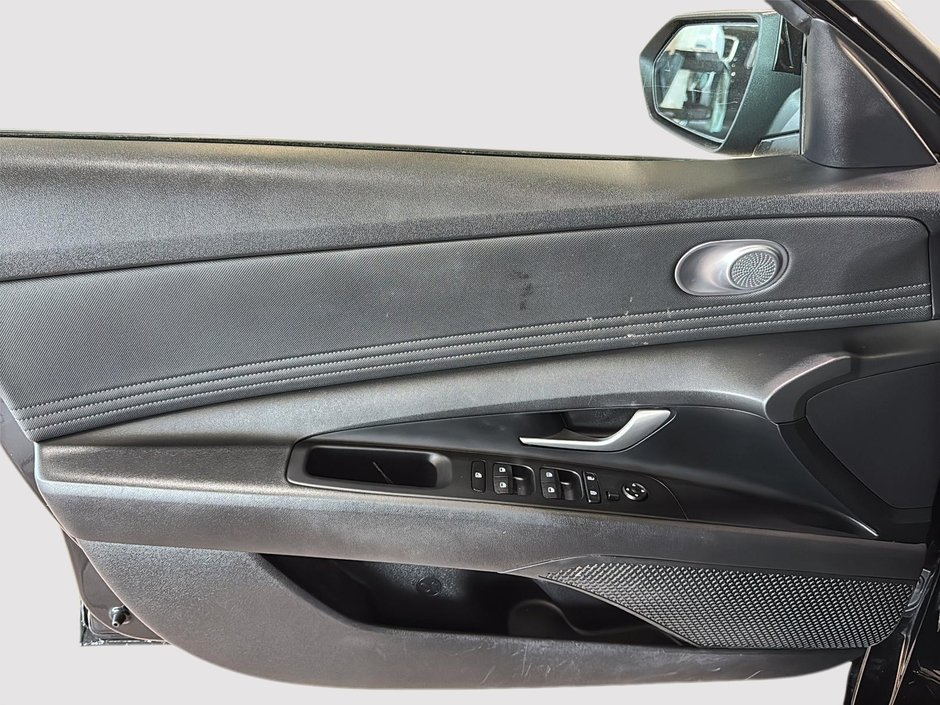 Hyundai Elantra PREFERRED CAMERA CARPLAY SIEGES CHAUFFANTS MAGS 2023-16