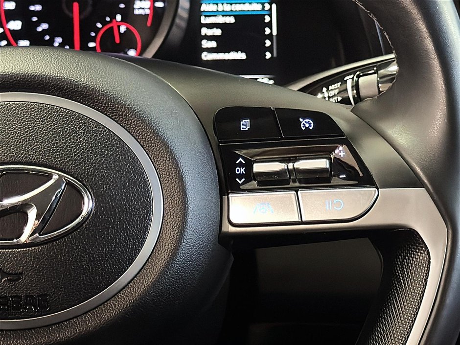 Hyundai Elantra PREFERRED CAMERA CARPLAY SIEGES CHAUFFANTS MAGS 2023-23