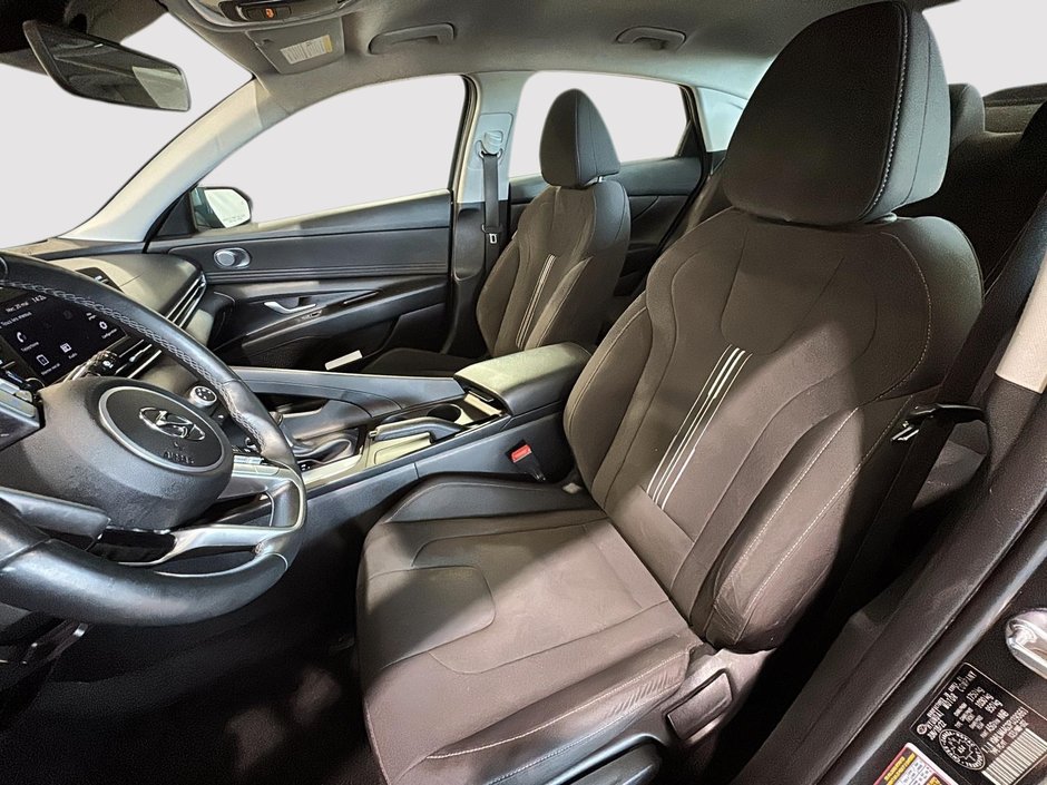 Hyundai Elantra PREFERRED CAMERA CARPLAY SIEGES CHAUFFANTS MAGS 2023-12