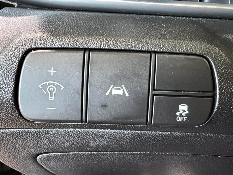 Hyundai Elantra PREFERRED CAMERA CARPLAY SIEGES CHAUFFANTS MAGS 2023-25