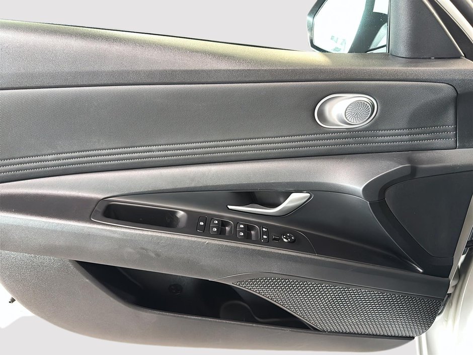 Hyundai Elantra PREFERRED TECH TOIT OUVRANT GPS CHAUFFANTS CARPLAY 2023-18