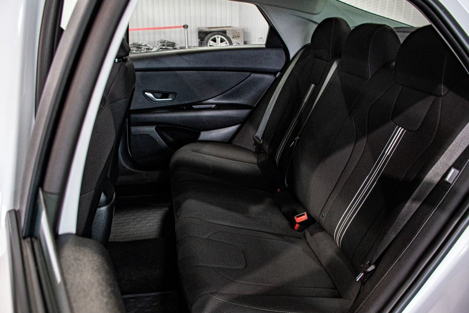 Hyundai Elantra PREFERRED TECH TOIT CAMERA CARPLAY VOLANT CHAUFFANT 2024-25