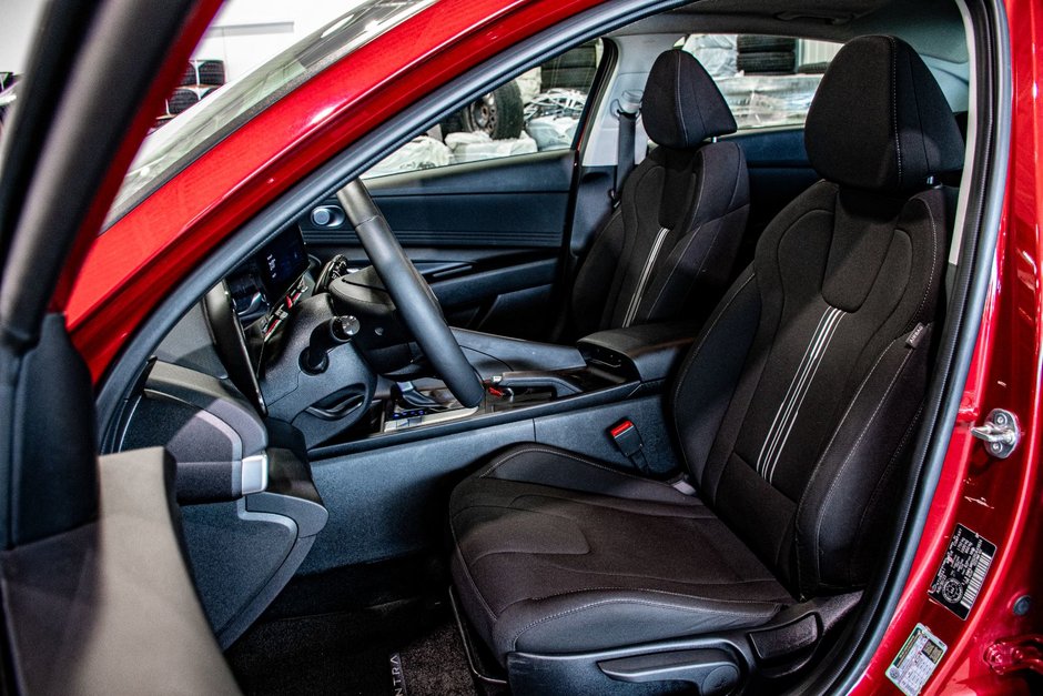 Hyundai Elantra PREFERRED TECH TOIT CAMERA CARPLAY VOLANT CHAUFFANT 2024-19