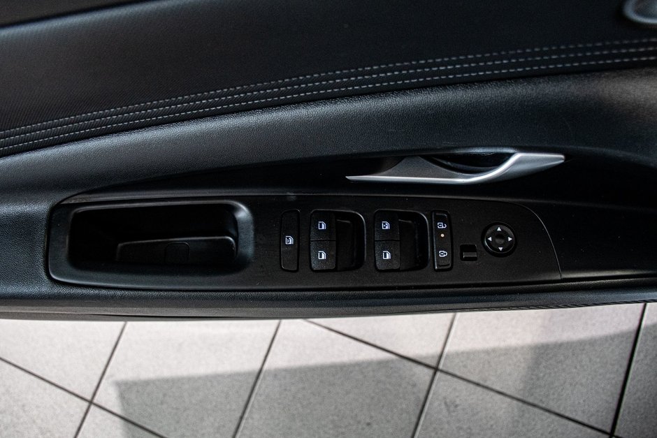 Hyundai Elantra PREFERRED TECH TOIT CAMERA CARPLAY VOLANT CHAUFFANT 2024-23