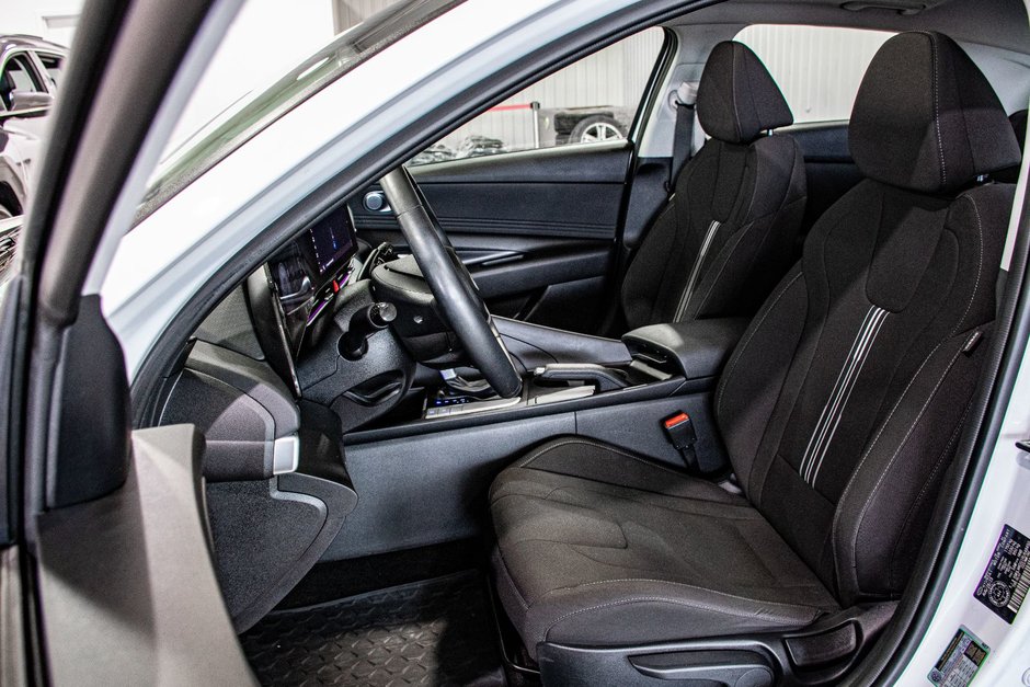 Hyundai Elantra PREFERRED TECH TOIT CAMERA CARPLAY VOLANT CHAUFFANT 2024-24