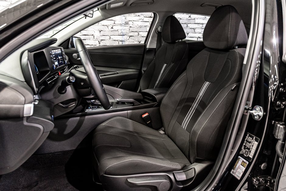 Hyundai Elantra PREFERRED CARPLAY CAMERA KEYLESS  VOLANT CHAUFFANT 2025-20