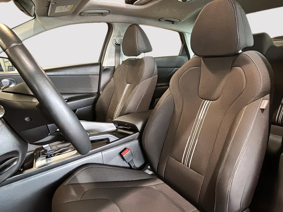 Hyundai Elantra PREFERRED TECH TOIT VOLANT CHAUFFANT CARPLAY CAM. 2025-14