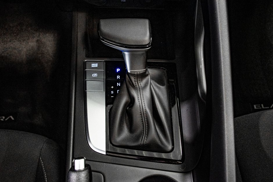 Hyundai Elantra PREFERRED TECH PACKAGE TOIT CARPLAY CAMERA KEYLESS 2025-32