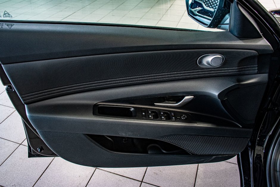 Hyundai Elantra PREFERRED TECH PACKAGE TOIT CARPLAY CAMERA KEYLESS 2025-22