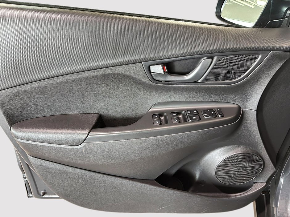 Hyundai Kona ESSENTIAL AWD A/C SIEGES CHAUFFANTS CAMERA CARPLAY 2023-18