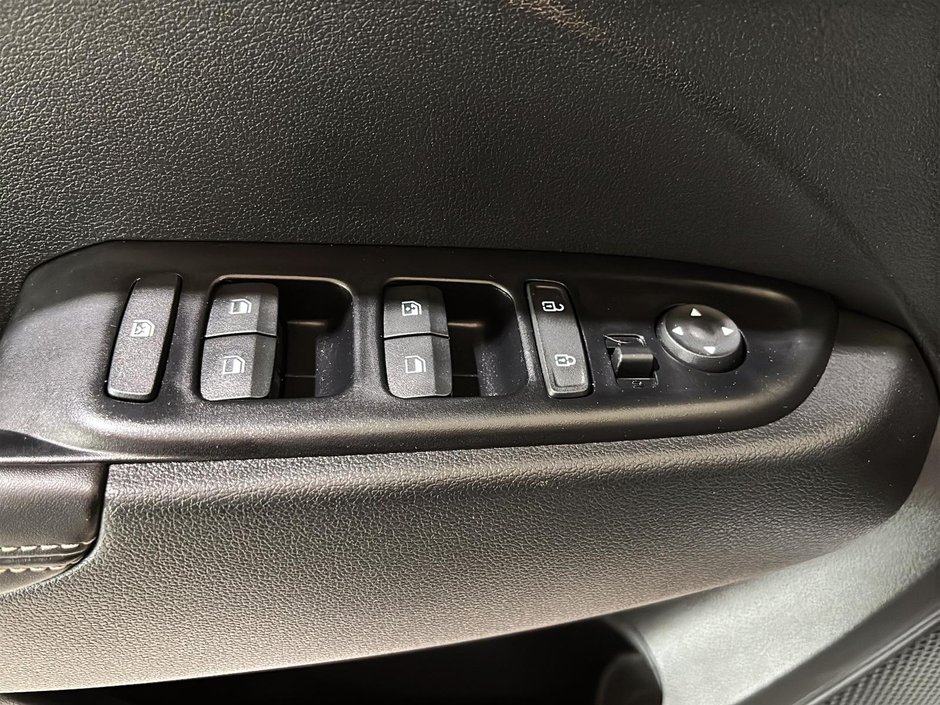 Hyundai Venue ULTIMATE TOIT BLUELINK CARPLAY CAMERA NAVI 2022-33