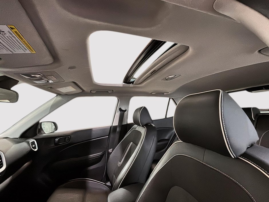 Hyundai Venue ULTIMATE TOIT BLUELINK CARPLAY CAMERA NAVI 2022-19