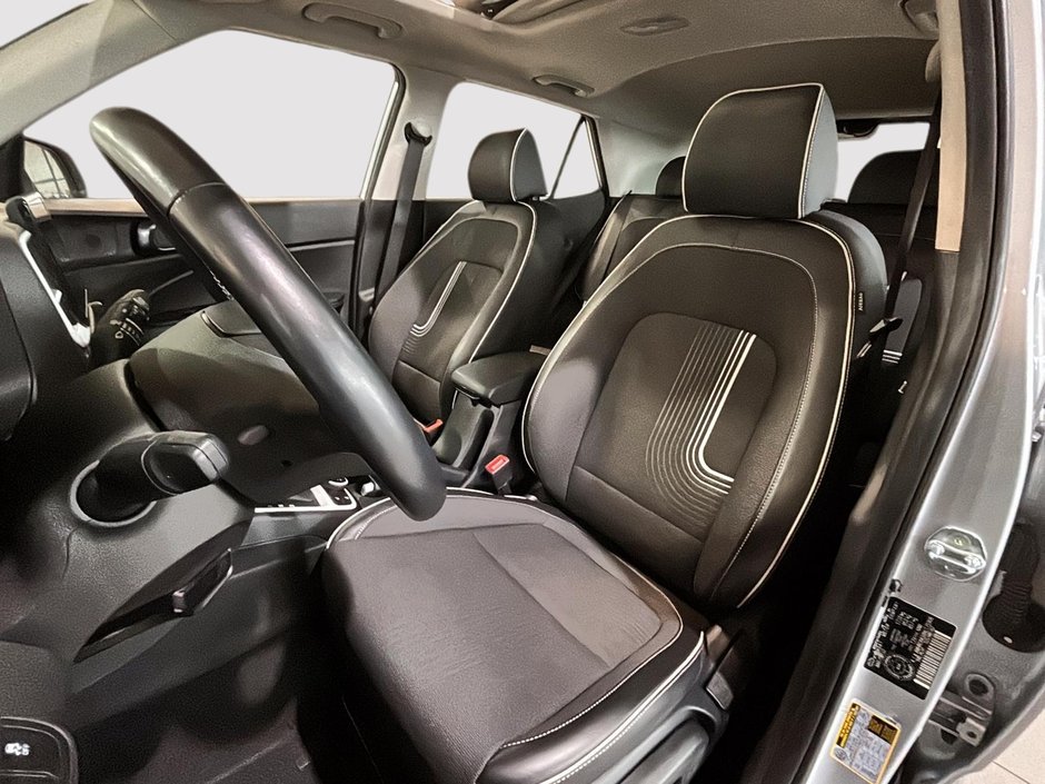 Hyundai Venue ULTIMATE TOIT BLUELINK CARPLAY CAMERA NAVI 2022-16