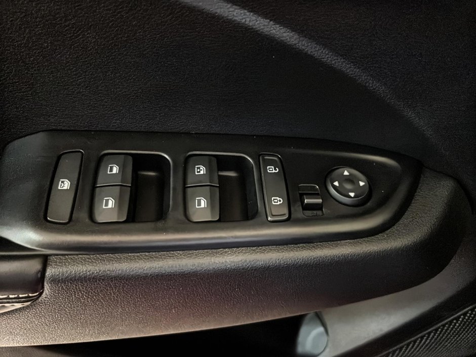 Hyundai Venue ULTIMATE TOIT BLUELINK CARPLAY CAMERA NAVI 2023-35