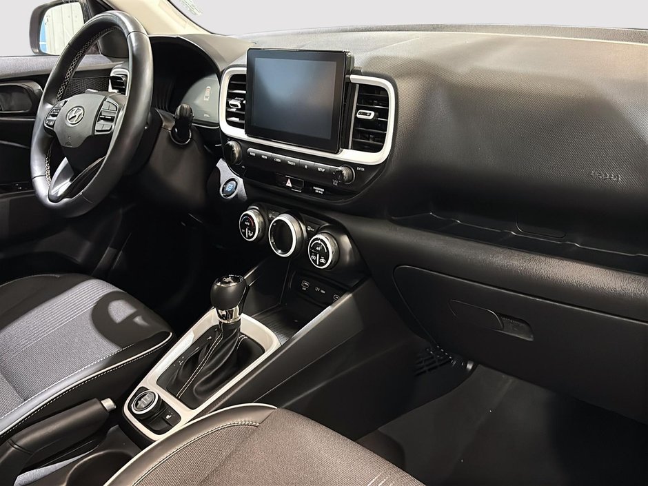 Hyundai Venue ULTIMATE TOIT BLUELINK CARPLAY CAMERA NAVI 2023-17