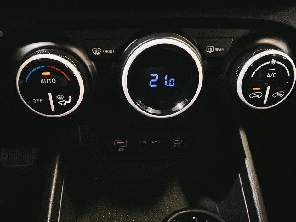 Hyundai Venue ULTIMATE TOIT BLUELINK CARPLAY CAMERA NAVI 2023-37