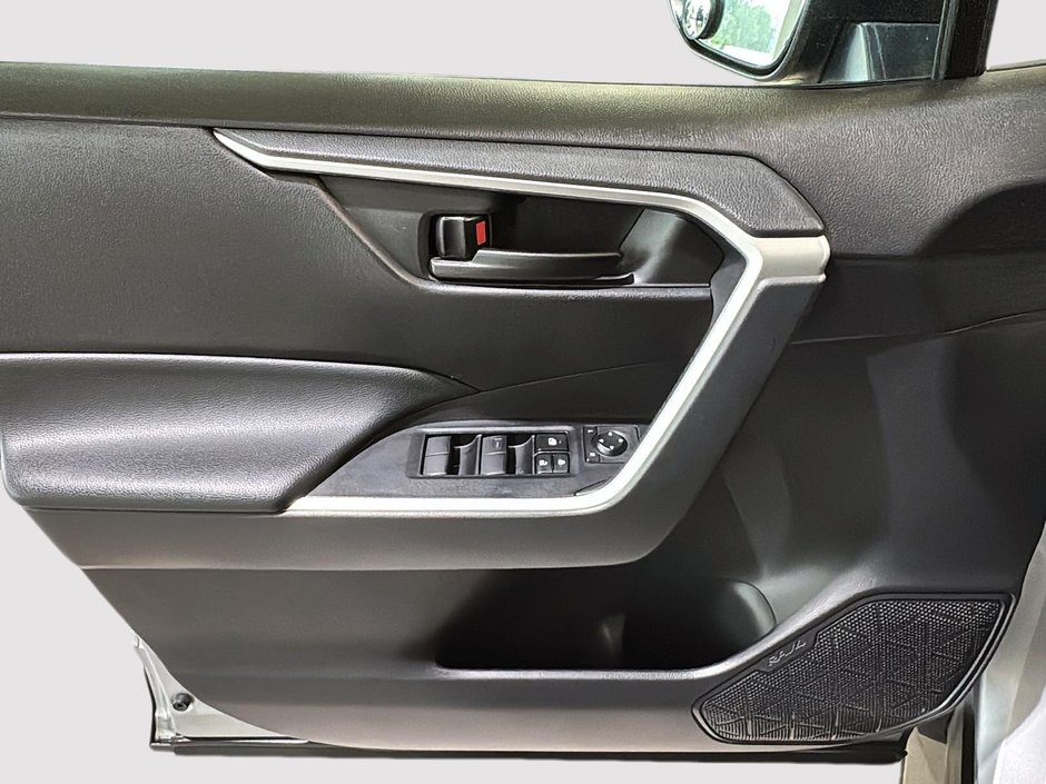 Toyota RAV4 LE HYBRID AWD CARPLAY CAM SIEGES CHAUFFANTS 2023-19