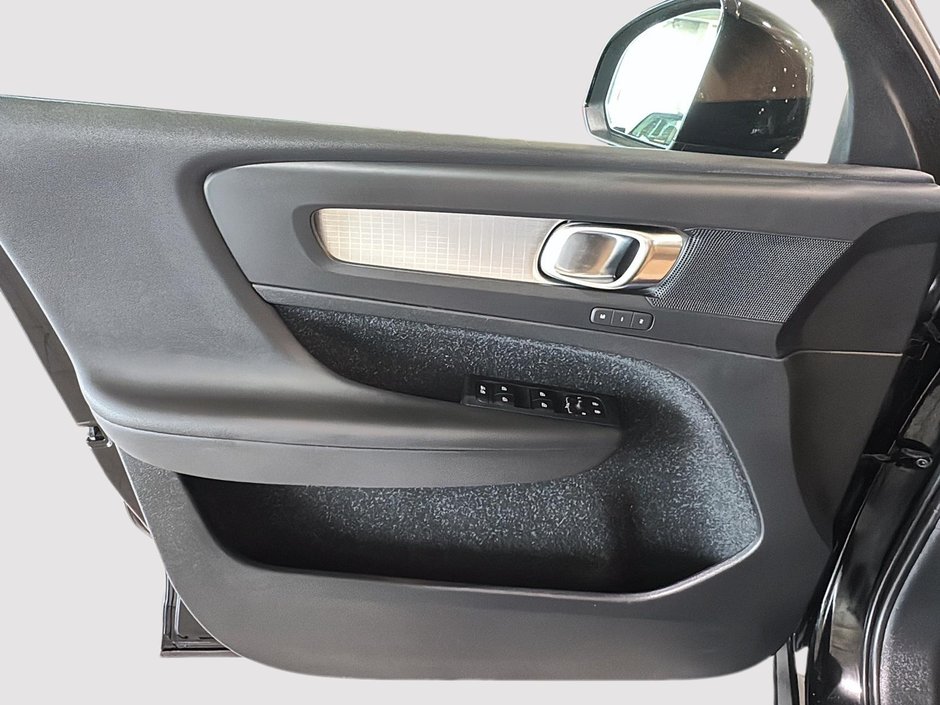 Volvo XC40 T5 MOMENTUM AWD CUIR TOIT PANORAMIQUE 2020-19