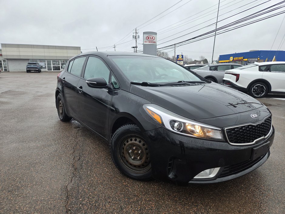Kia Forte 5-Door EX | Cam | USB | HtdSeats | Bluetooth | Keyless 2017 à Amherst, Nouvelle-Écosse
