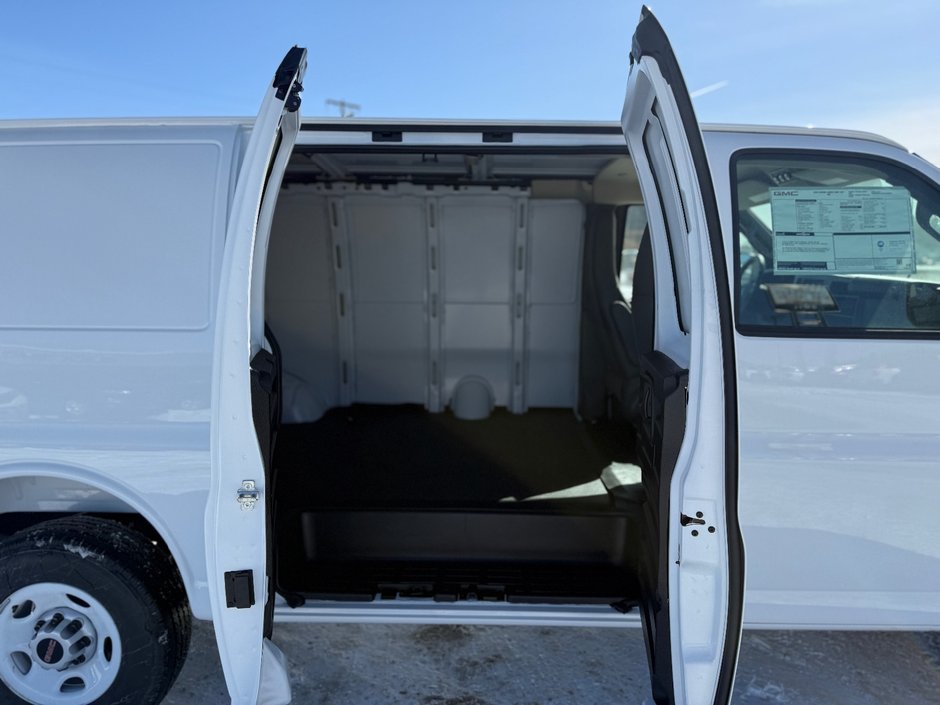 2025 GMC Savana Cargo 3500 WT 135-4