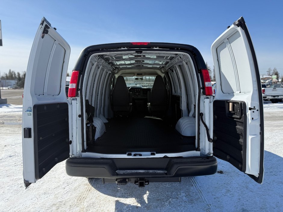 2025 GMC Savana Cargo 3500 WT 135-7