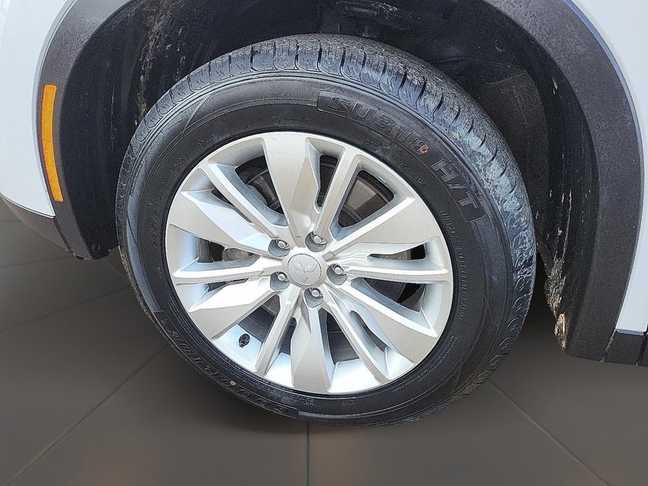 2025 Mitsubishi Outlander ES
