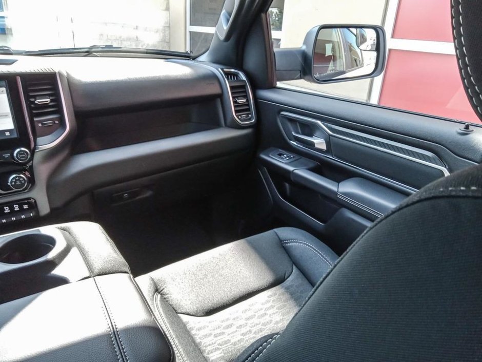 2025 Ram 1500 BIG HORN IN BRIGHT WHITE EQUIPPED WITH A 3.6L V6 W/ETORQUE , 4X4 , 8SPD AUTO , TRAILER BRAKE CONTROL , 3.55 REAR AXLE RATIO , PR-23