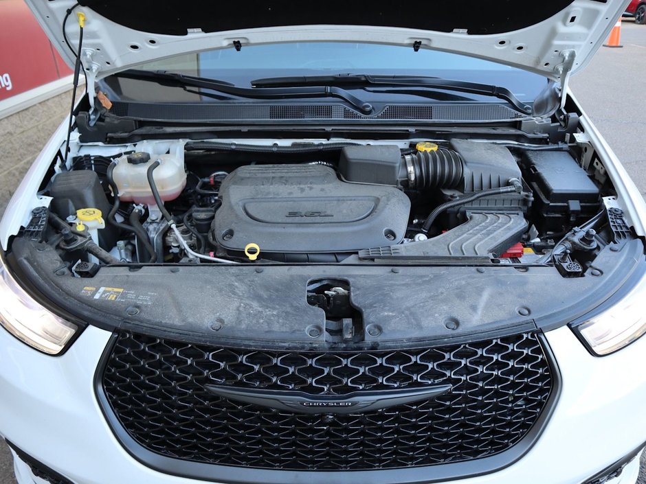 2023 Chrysler Pacifica LIMITED IN BRIGHT WHITE EQUIPPED WITH A 3.6L V6 , 9SPD AUTO , FWD , S APPEARANCE PCKG , THEATRE FAMILY GROUP , SAFETY SPHERE , 3-28