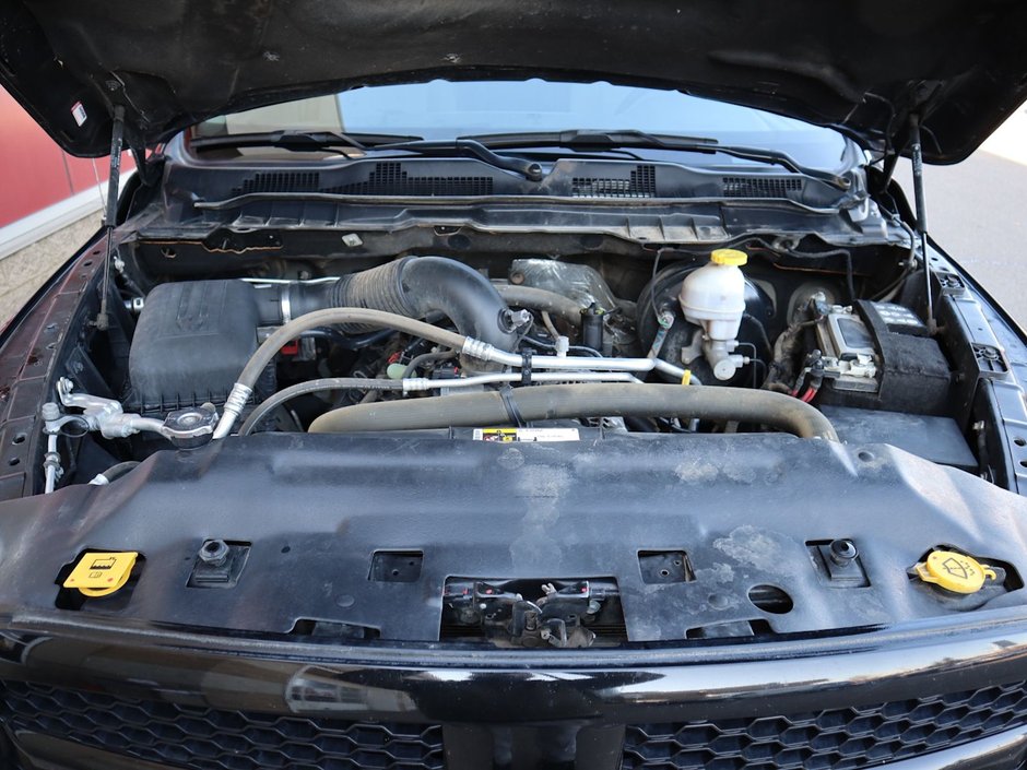 2021 Ram 1500 Classic CLASSIC EXPRESS IN DIAMOND BLACK EQUIPPED WITH A 5.7L HEMI V8 , 4X4 , 8SPD TF AUTO , SPORT HOOD , WHEEL & SOUND GROUP , BLACK AC-24