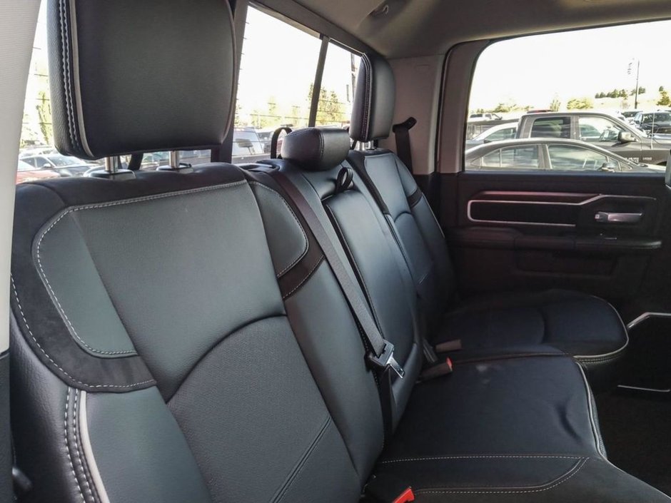 2024 Ram 5500 Chassis LARAMIE IN PEARL WHITE EQUIPPED WITH A 6.7L CUMMINS TURBO DIESEL I6 , 4X4 , 6SPD AISIN HD AUTO , 19INCH RIMS , TANDEM TANKS , LA-27