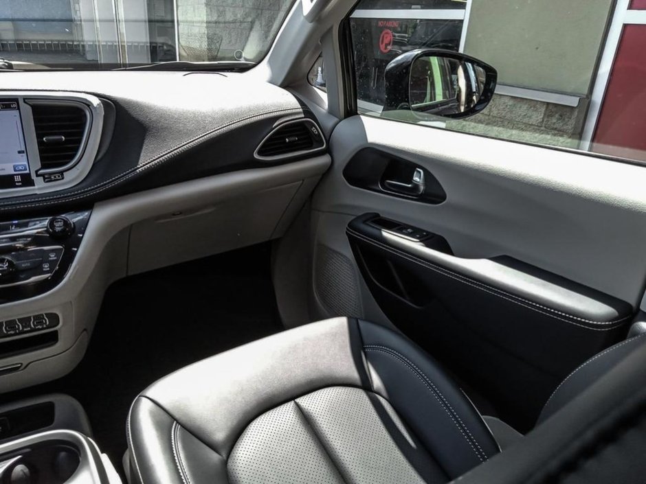 2024 Chrysler Pacifica TOURING L ROAD TRIPPER IN DIAMOND BLACK EQUIPPED WITH A 3.6L V6 , 9SPD AUTO , AWD , PANO SUNROOF , ROAD TRIPPER PCKG , TRAILER T-24