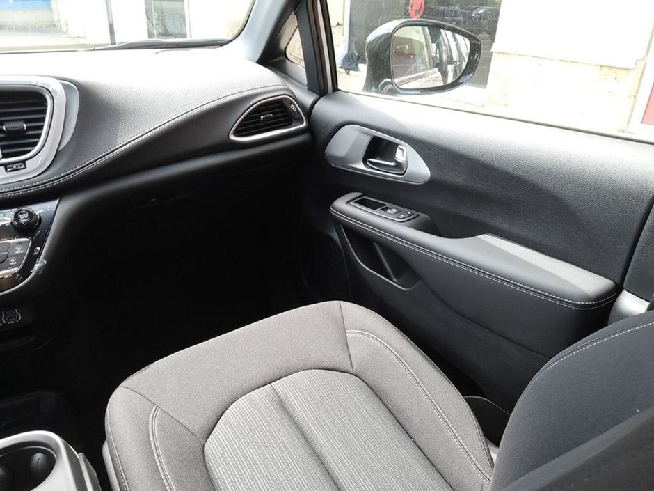 2024 Chrysler Pacifica TOURING IN SILVER MIST EQUIPPED WITH A 3.6L V6 , FWD , 9SPD AUTO , HEATED SEATS + SW , REMOTE START , BSM/RCPD , ADV CRUISE W/LK-24