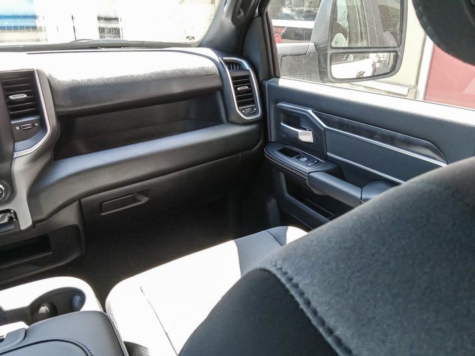 2024 Ram 2500 BIG HORN IN BRIGHT WHITE EQUIPPED WITH A 6.4L HEMI V8 , 4X4 , 8SPD AUTO , PROTECTION GROUP , PUSH START , HD SHOCKS , CLASS V HI-23