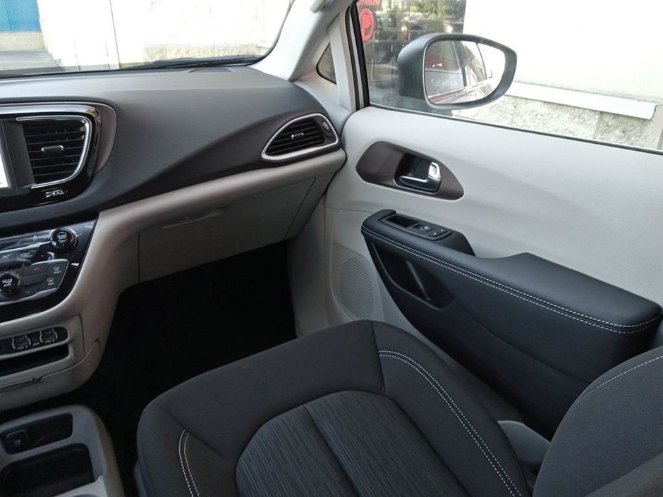 2024 Chrysler Grand Caravan SXT IN SILVER MIST EQUIPPED WITH A 3.6L V6 , 9SPD AUTO , FWD , 2ND ROW STOW N GO , HEATED SEATS + SW , PWR LIFTGATE , DUAL PWR S-24