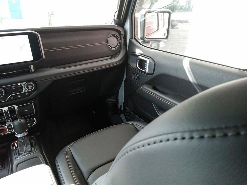 2024 Jeep Wrangler RUBICON 392 FINAL EDITION IN SILVER ZYNITH EQUIPPED WITH A SRT HEMI 6.4L V8 , 4X4 , 8SPD TF AUTO , SKY ONE TOUCH PWR TOP , 392 N-26