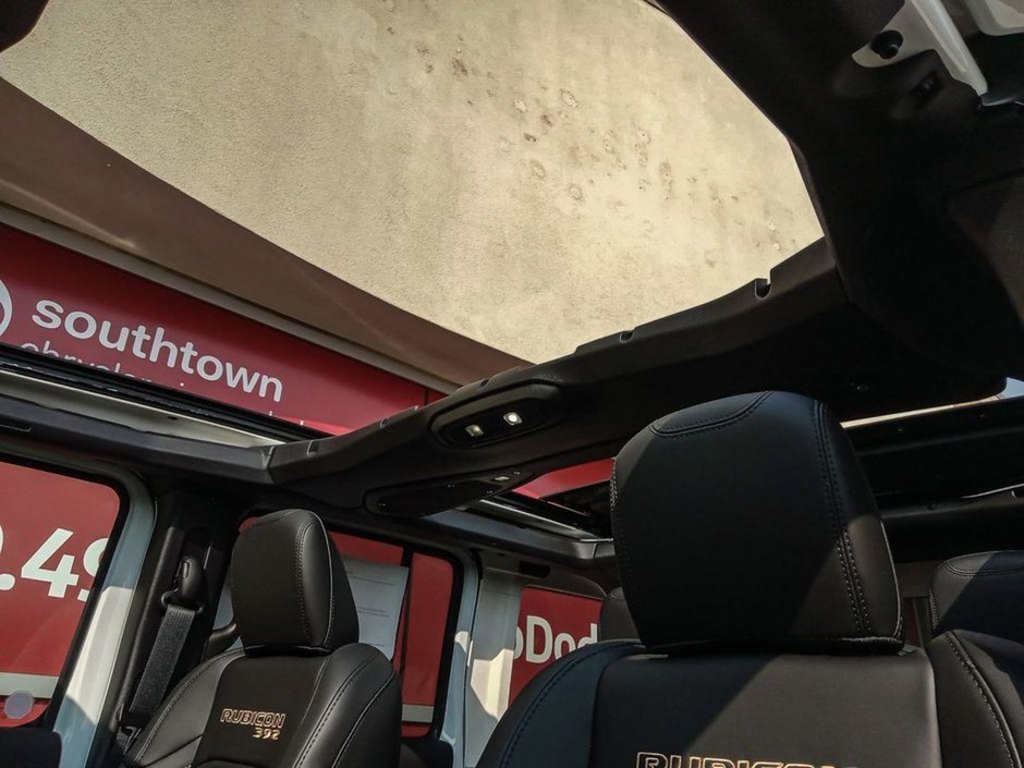 2024 Jeep Wrangler RUBICON 392 FINAL EDITION IN BRIGHT WHITE EQUIPPED WITH A 6.4L SRT V8 , 8SPD TF AUTO , 4X4 , SKY TOP , WINCH , 17INCH BEADLOCK R-26