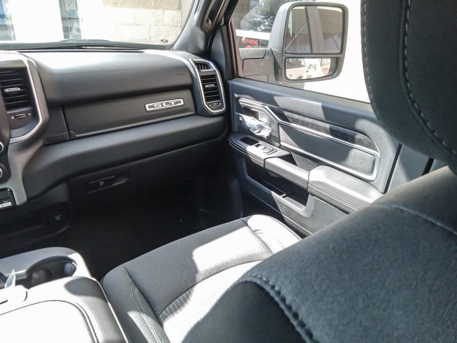 2024 Ram 5500 Chassis SLT IN BRIGHT WHITE EQUIPPED WITH A 6.7L CUMMINS TURBO DIESEL I6 , 4X4 , 6SPD AISIN HD AUTO , BACKUP ALARM , 8.4INCH TOUCHSCREEN-23