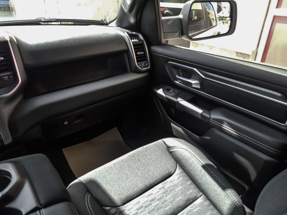 2025 Ram 1500 BIG HORN IN BRIGHT WHITE EQUIPPED WITH A 3.0L HURRICANE TWIN TURBO I6 , 4X4 , 8SPD AUTO , TRAILER BRAKE CONTROL , PROTECTION GRO-24