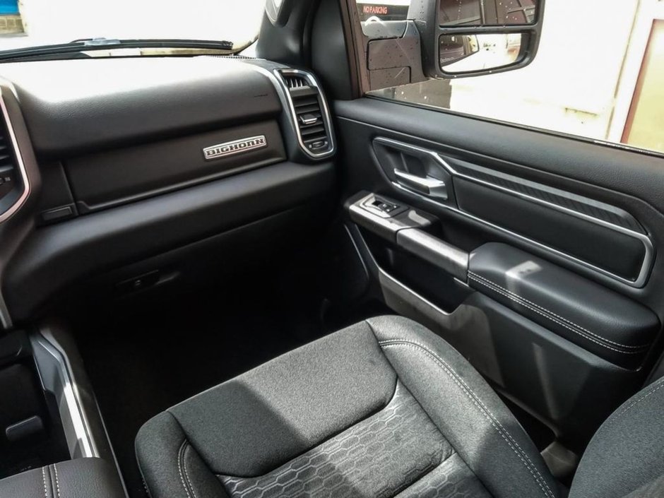 2025 Ram 1500 BIG HORN SPORT IN BRIGHT WHITE EQUIPPED WITH A 3.0L TWIN TURBO , 4X4 , 8SPD AUTO , PANORAMIC SUNROOF , 125L TANK , TONNEAU , BIG-24