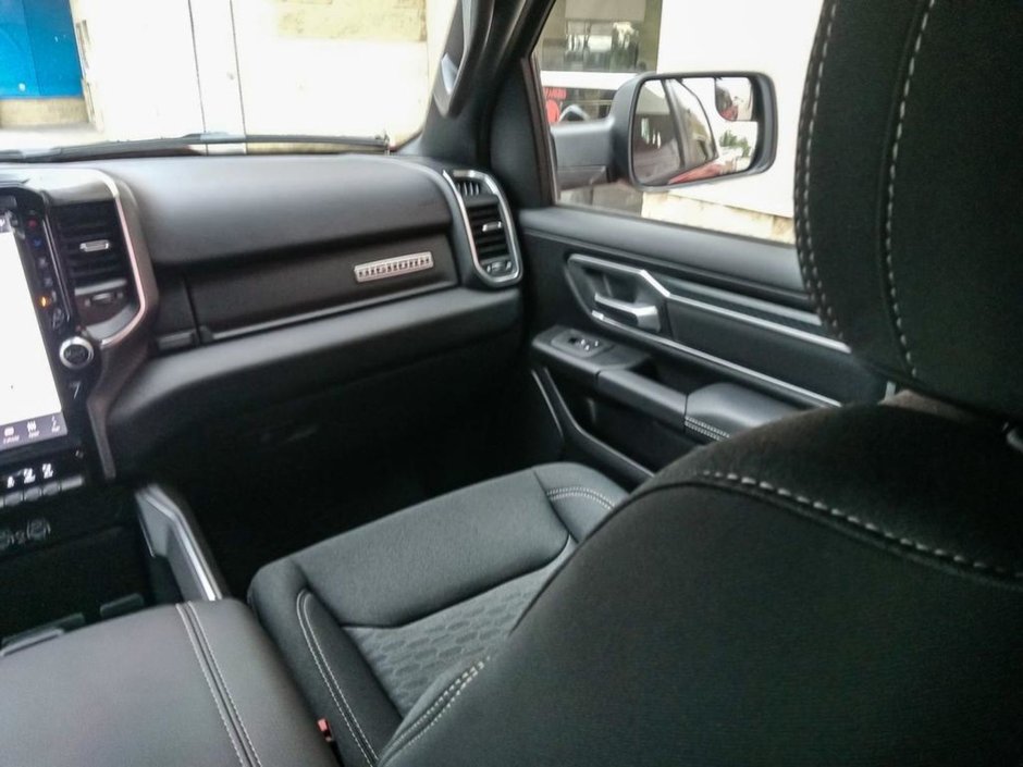 2025 Ram 1500 BIG HORN NIGHT EDITION IN FLAME RED EQUIPPED WITH A 3.0L TWIN TURBO I6 , 4X4 , 8SPD AUTO , TONNEAU , TRAILER BRAKE , BIG HORN LV-23