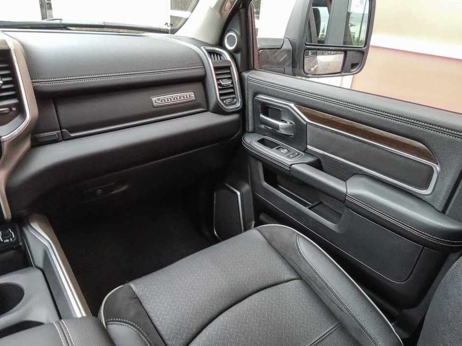 2024 Ram 3500 LARAMIE, 6.7L CUMMINS TURBO DIESEL I-6, 12 UCONNECT 5 W/ NAV, HTD/VEN FRONT SEATS, SUNROOF, 17SPKR HARMAN/KARDON PREMIUM SOUND-23