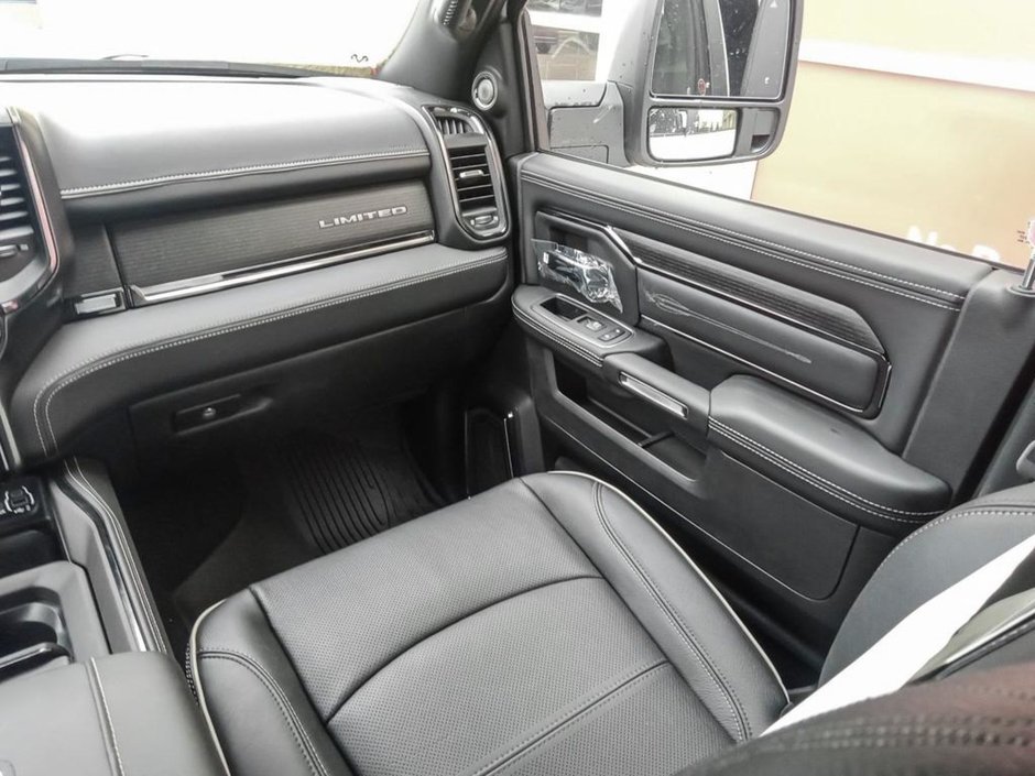 2024 Ram 3500 LIMITED NIGHT EDITION IN BRIGHT WHITE EQUIPPED WITH A 6.7L CUMMINS TURBO DIESEL I6 , 4X4 , 6SPD AUTO , SUNROOF , LIMITED LVL 1 ,-24