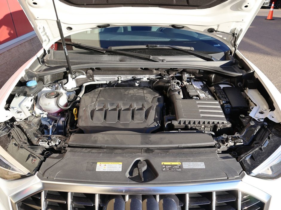 2024 Audi Q3 KOMFORT IN WHITE EQUIPPED WITH A 2.0L TURBO I4 , QUATTRO AWD , 8SPD AUTO , PANORAMIC SUNROOF , LEATHER HEATED SEATS + SW , PWR L-28