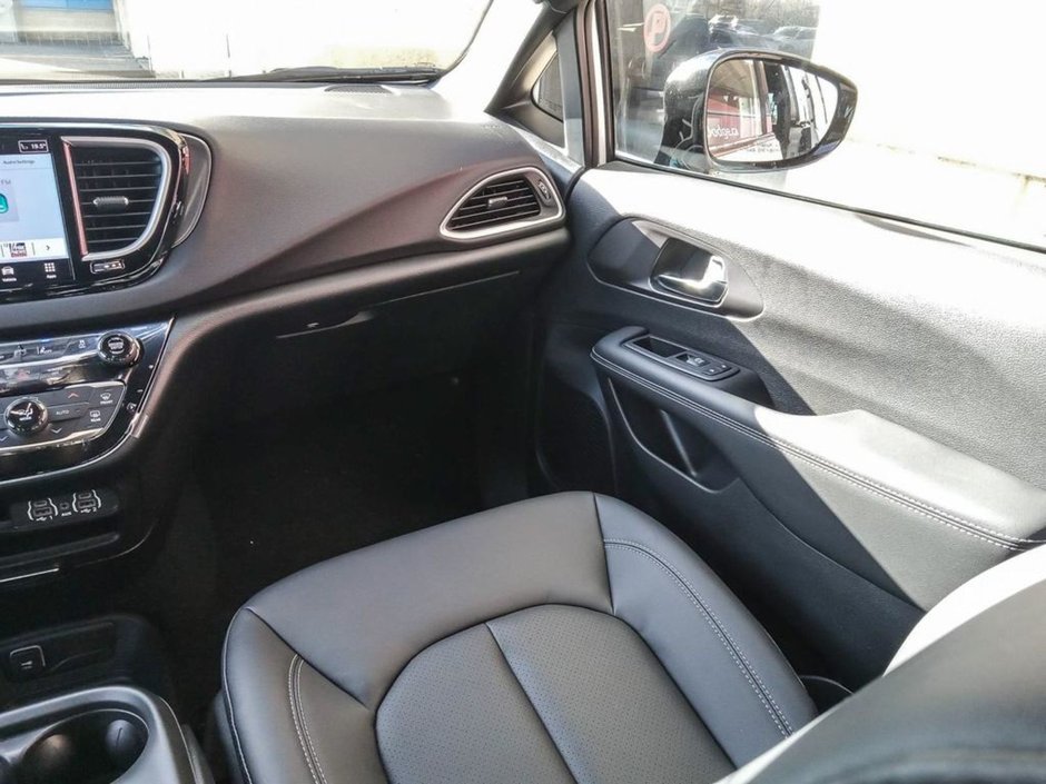 2025 Chrysler Grand Caravan SXT IN BRIGHT WHITE EQUIPPED WITH A 3.6L V6 , 9SPD AUTO , FWD , LEATHERETTE HEATED SEATS + SW , PWR LIFTGATE , ADV CRUISE W/LKA-24